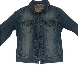 Hollister Womens Denim jacket size (S) in very nice condition! with pockets!!
